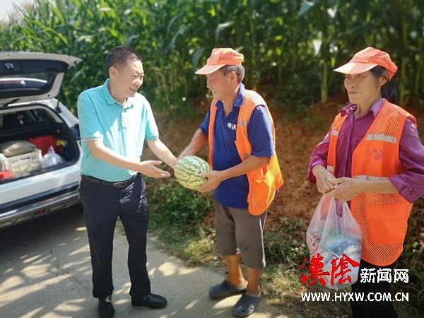 县交投公司开展“情系职工送清凉”慰问活动