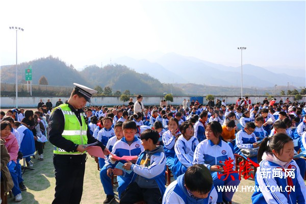 汉阴：法治宣讲进校园 警校携手保平安