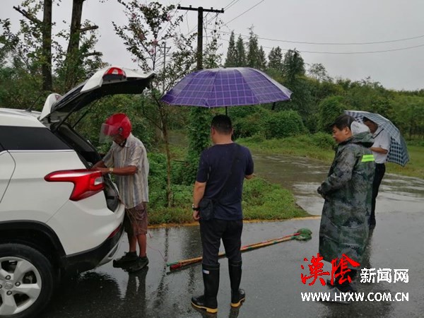 暴雨中的最美逆行者——涧池镇综合执法队