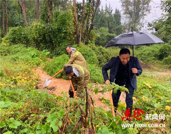 汉阴县城关镇：中秋节前遇汛情 党员干部护安宁