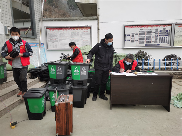 汉阴县：小小垃圾桶 助力人居环境大提升