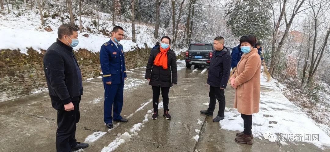 汉阴县委书记刘飞霞检查指导道路除雪保畅工作