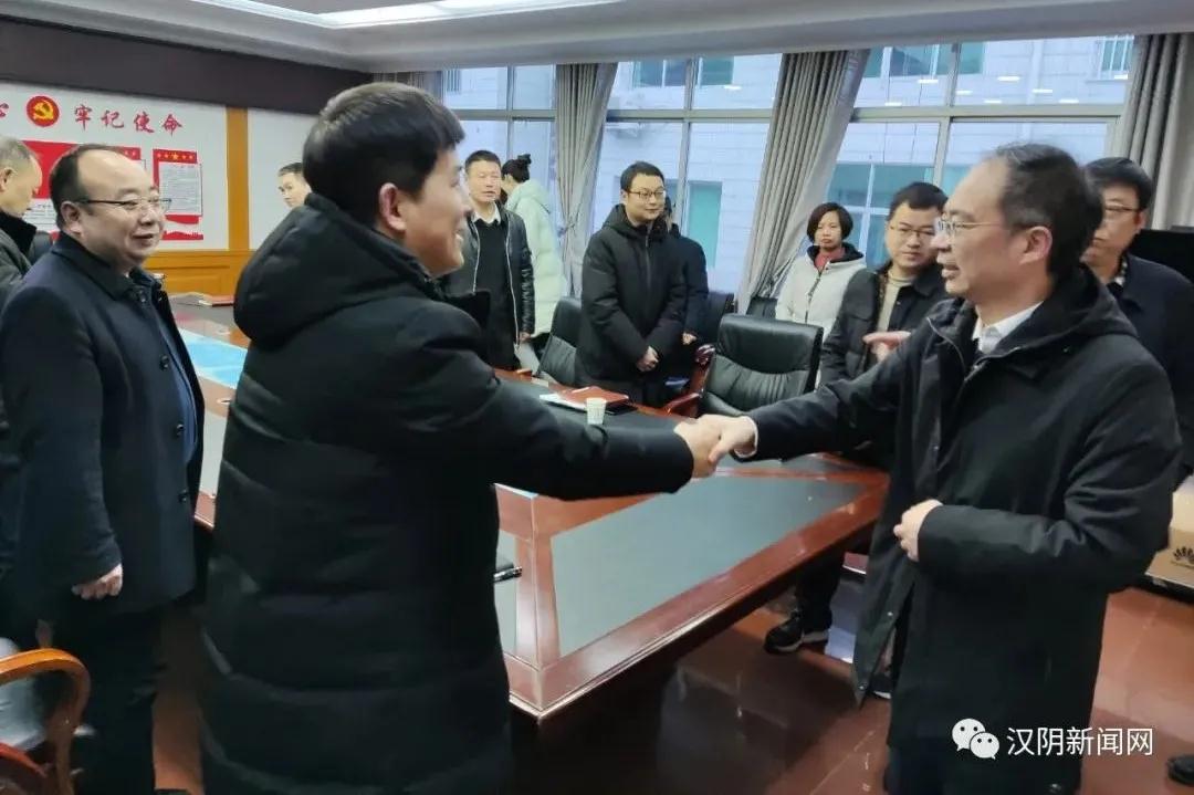 汉阴：陈永乐到县发改局、招商服务中心看望慰问干部职工