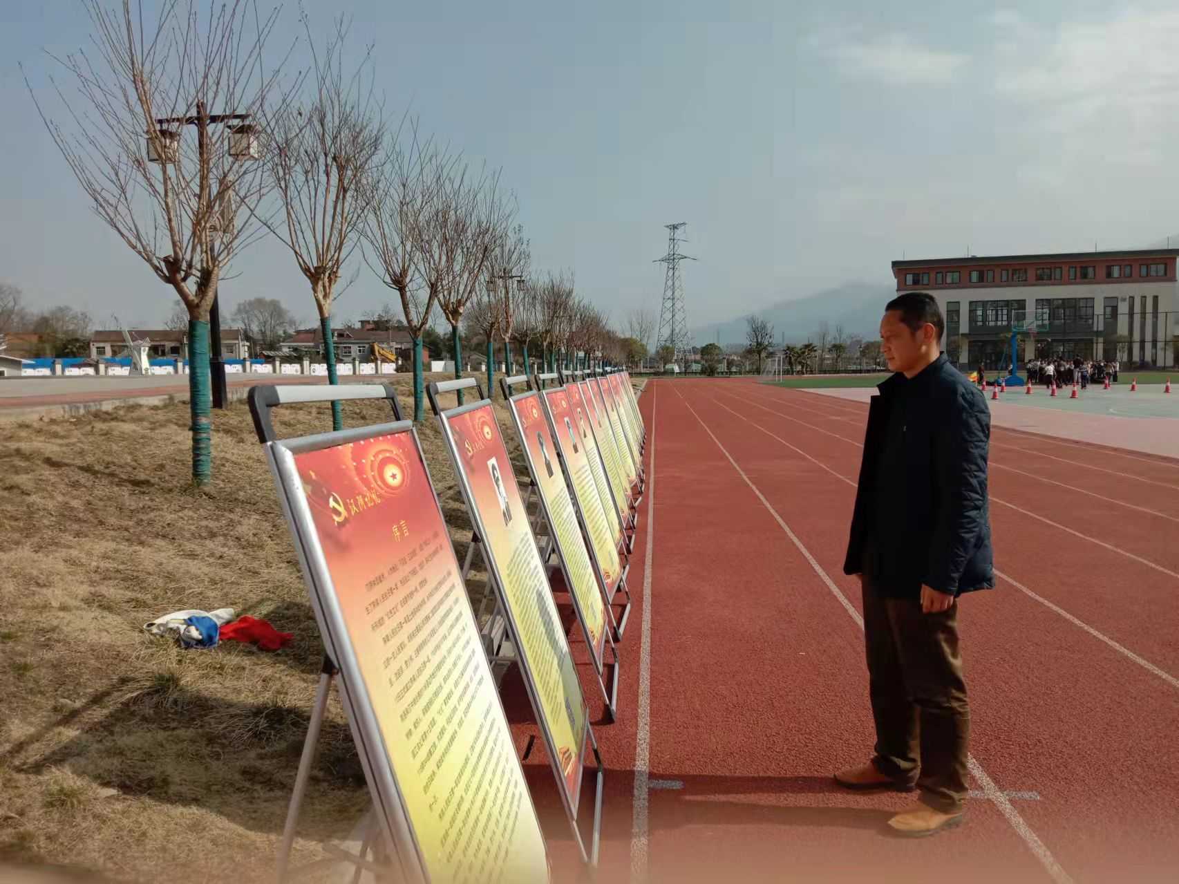 汉阴县档案史志馆党史图片巡展走进恒大小学