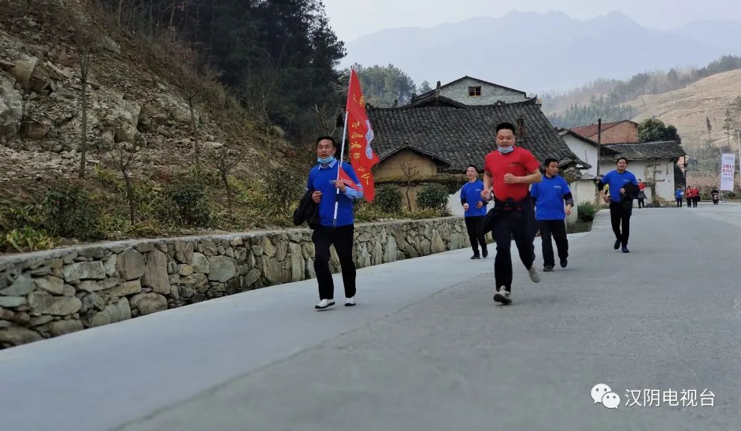 汉阴县举行“十里桃花谷”巡游活动