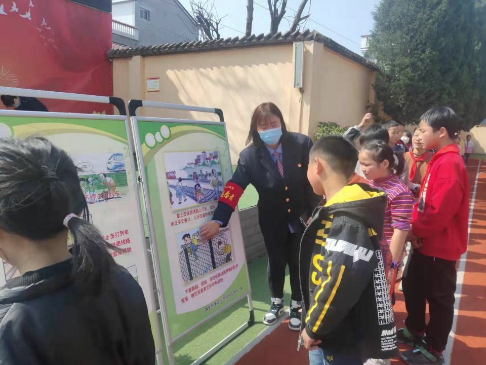 汉阴县涧池镇龙凤小学开展铁路交通安全知识宣讲活动