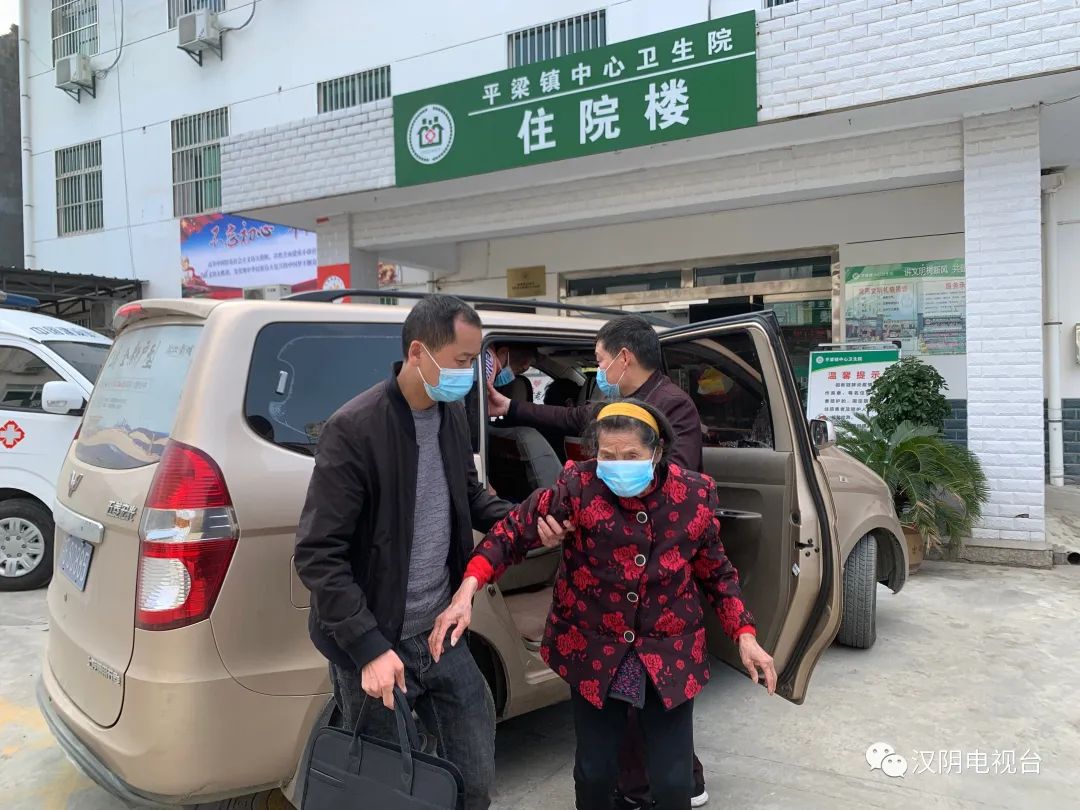 汉阴：车接车送把疫苗接种工作做到老年人“心坎”上