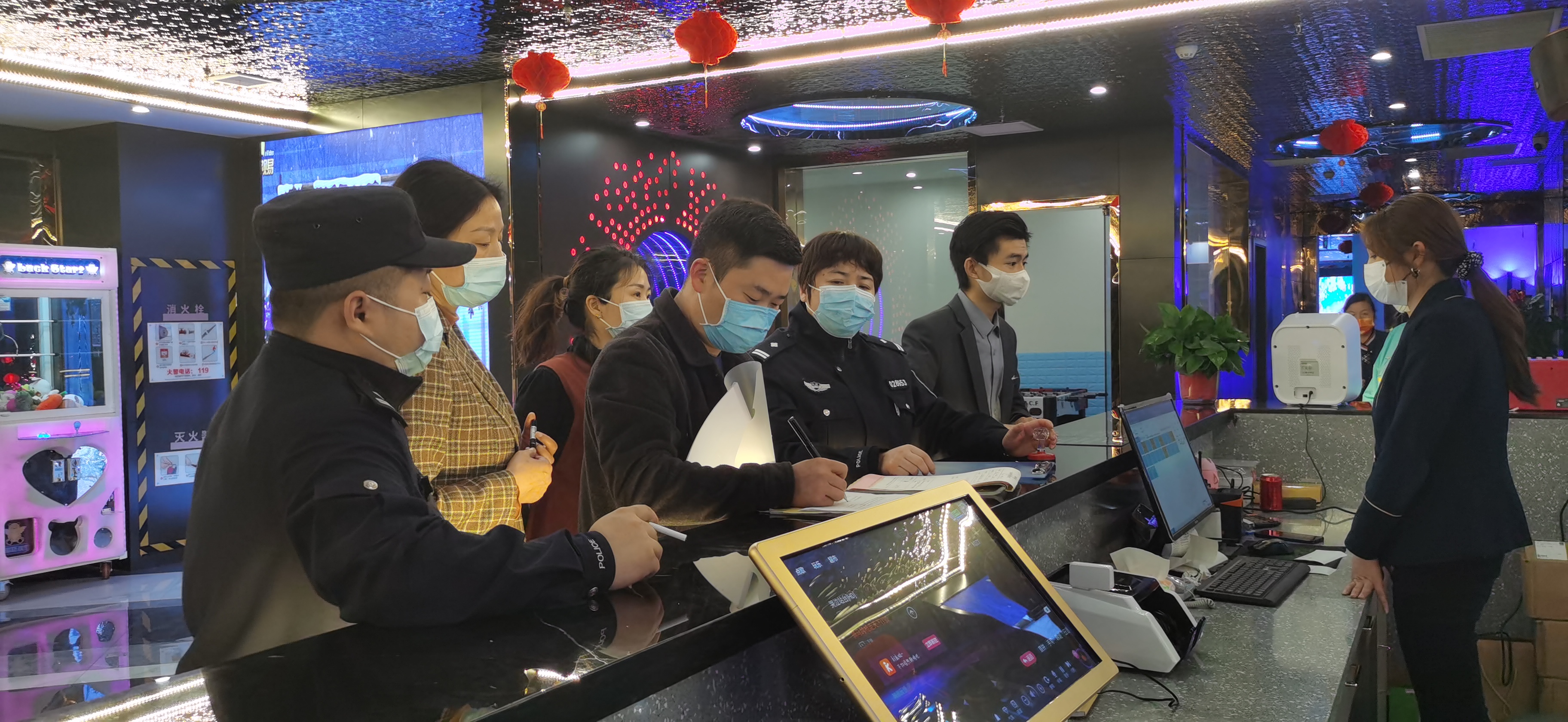 汉阴县文旅广电局联合公安、消防开展清明节前夜查娱乐场所专项行动