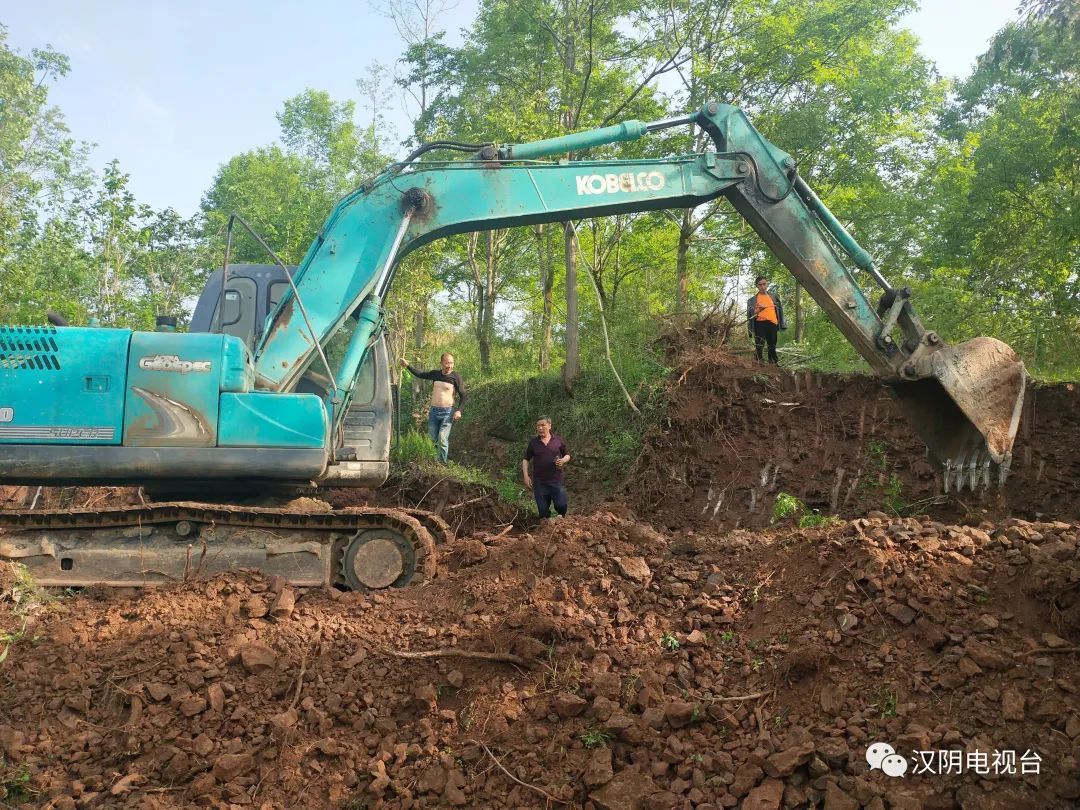 汉阴：城关镇龙岭村东干渠二支渠修复工程开工啦