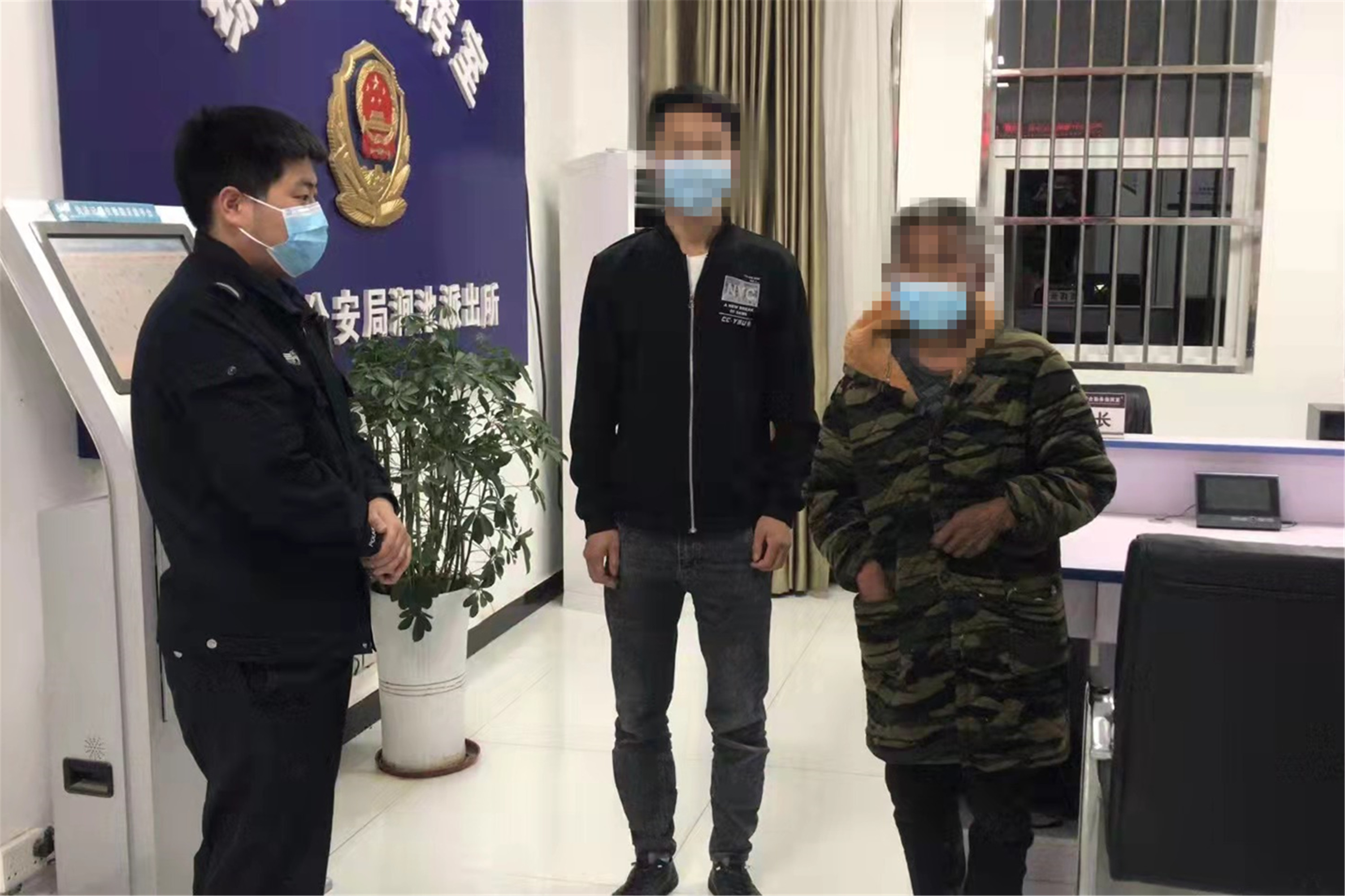 民警深夜救助迷路老人平安回家