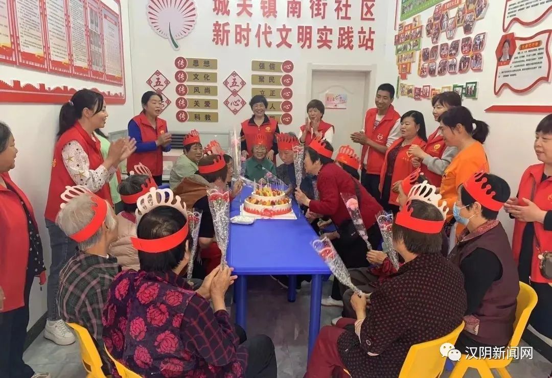 汉阴县城关镇南街社区文明实践站组织老人开展母亲节联欢活动
