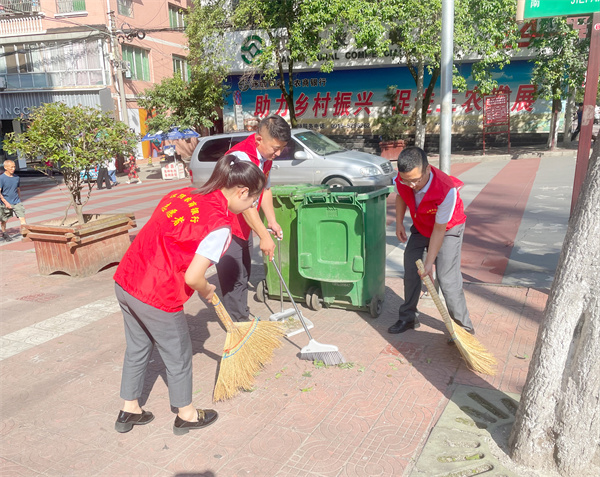 汉阴这条街上的“红马甲”亮了！美了城市，暖了民心！