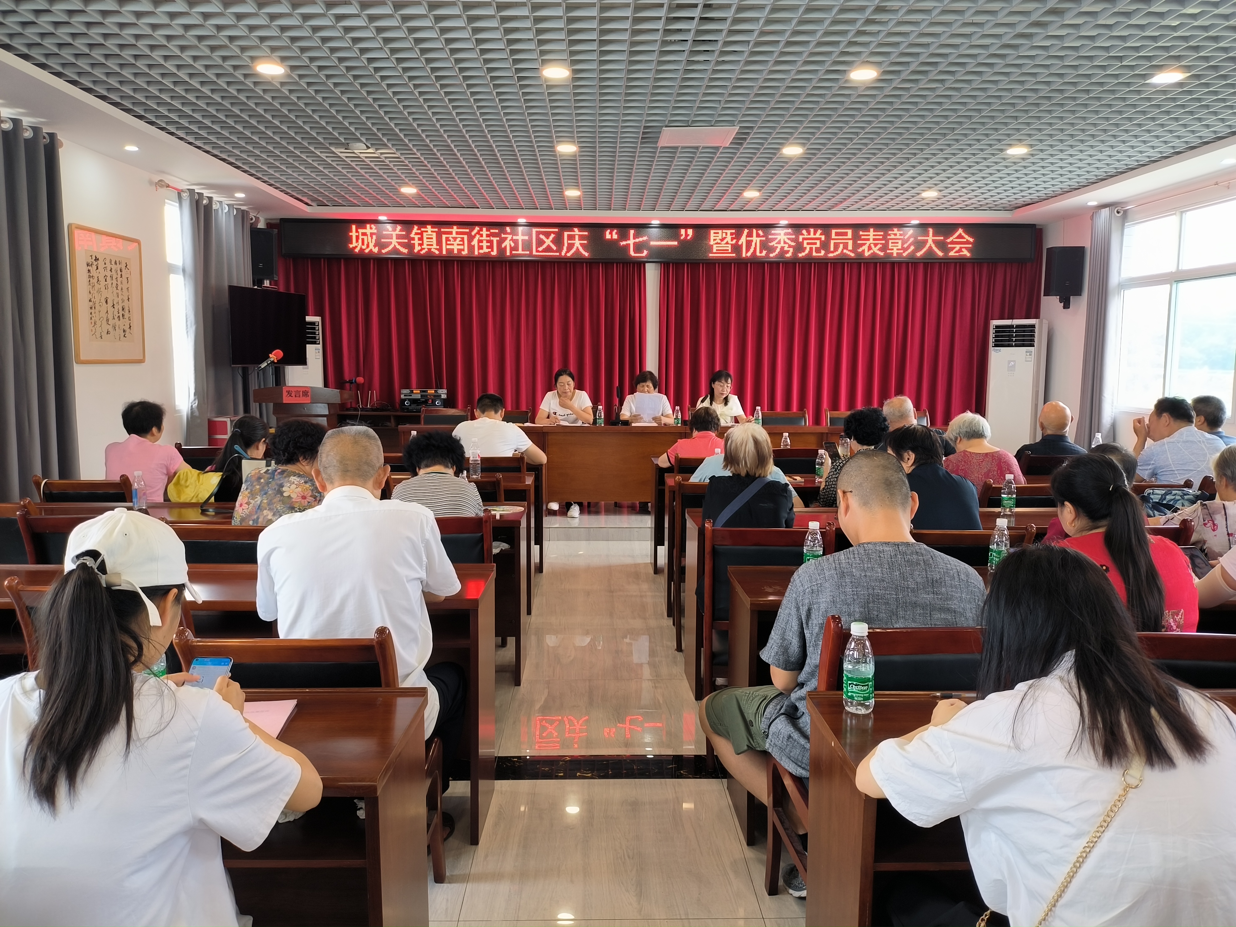 南街社区开展“庆七一”主题党日活动