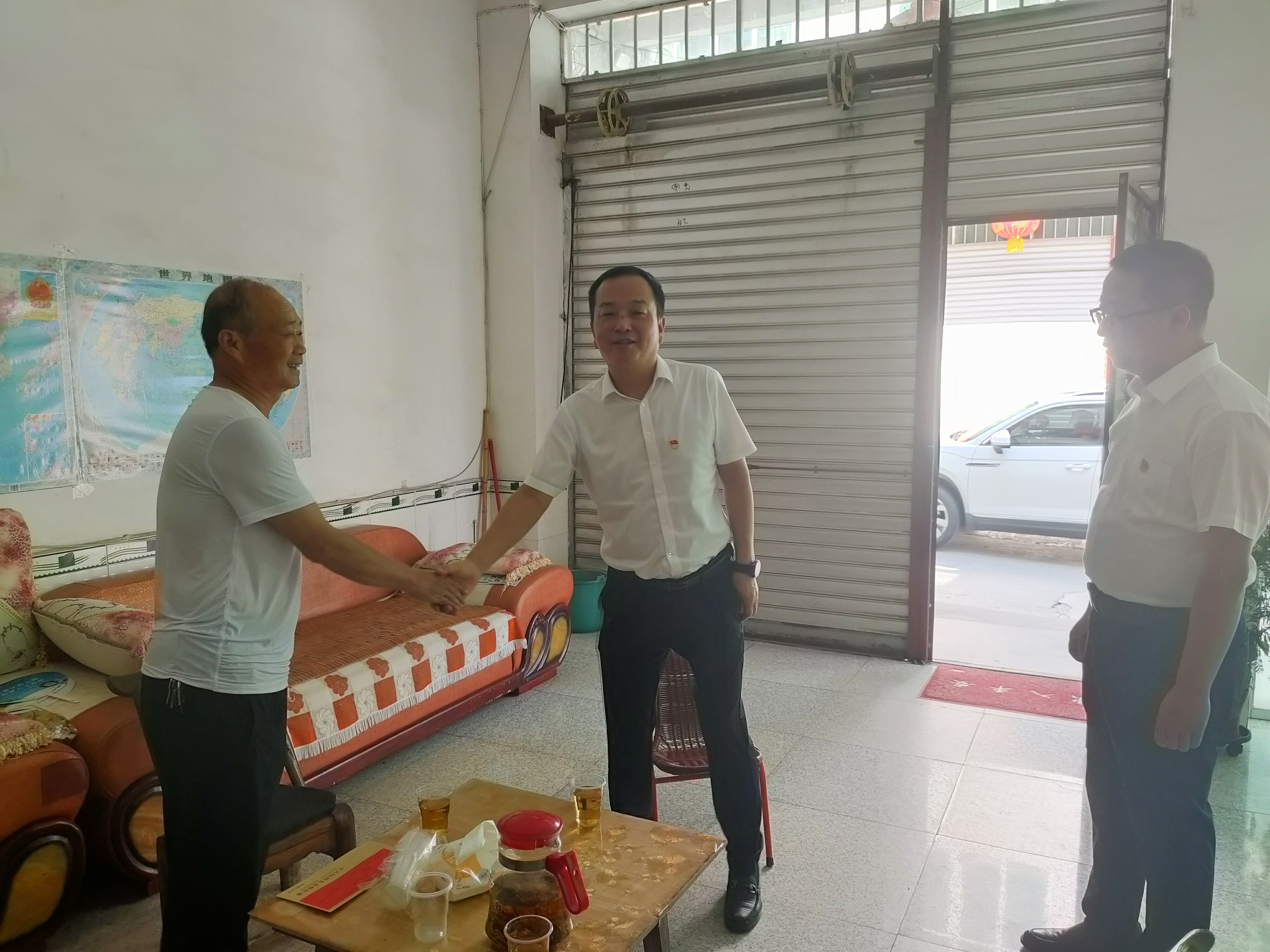 刘勇到双乳镇走访慰问老党员