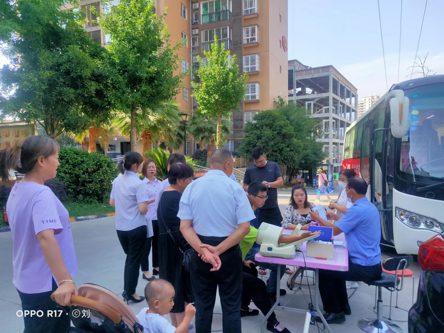 李家台社区、乐泰物业联合开展“我为党旗添光彩”无偿献血活动