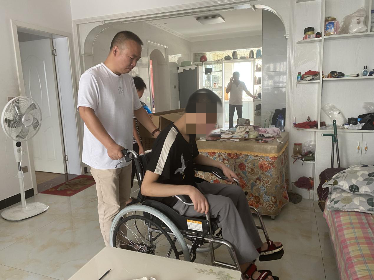 我为群众办实事——行动不便出门难 爱心轮椅送温暖