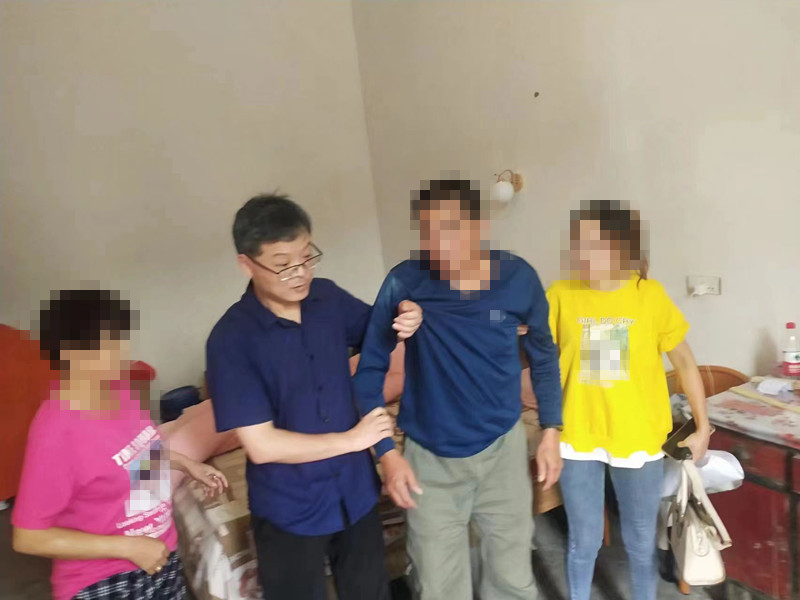 汉阴法院：村民突发疾病  驻村干警及时救助送医