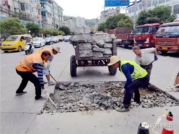 【共建文明县城 共享锦绣汉阴】汉阴县住建局加强市政道路维修助力文明城市创建