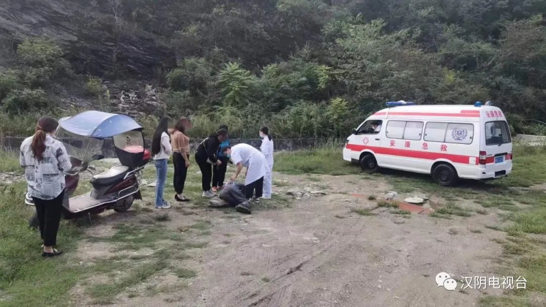 汉阴：惊险！七旬老人拾柴突发疾病被困山中，干群接力施救