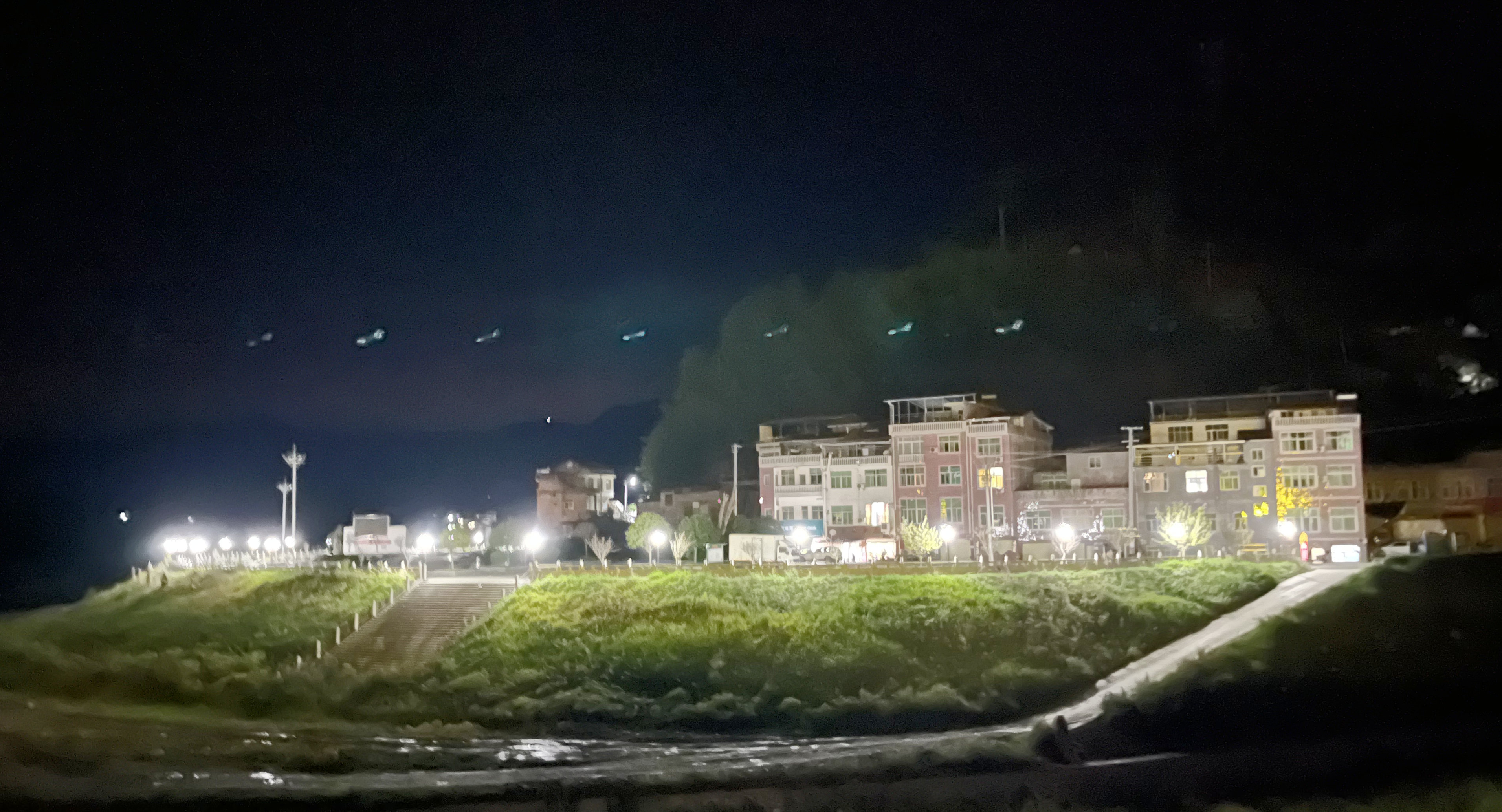 便民路灯照亮群众新生活