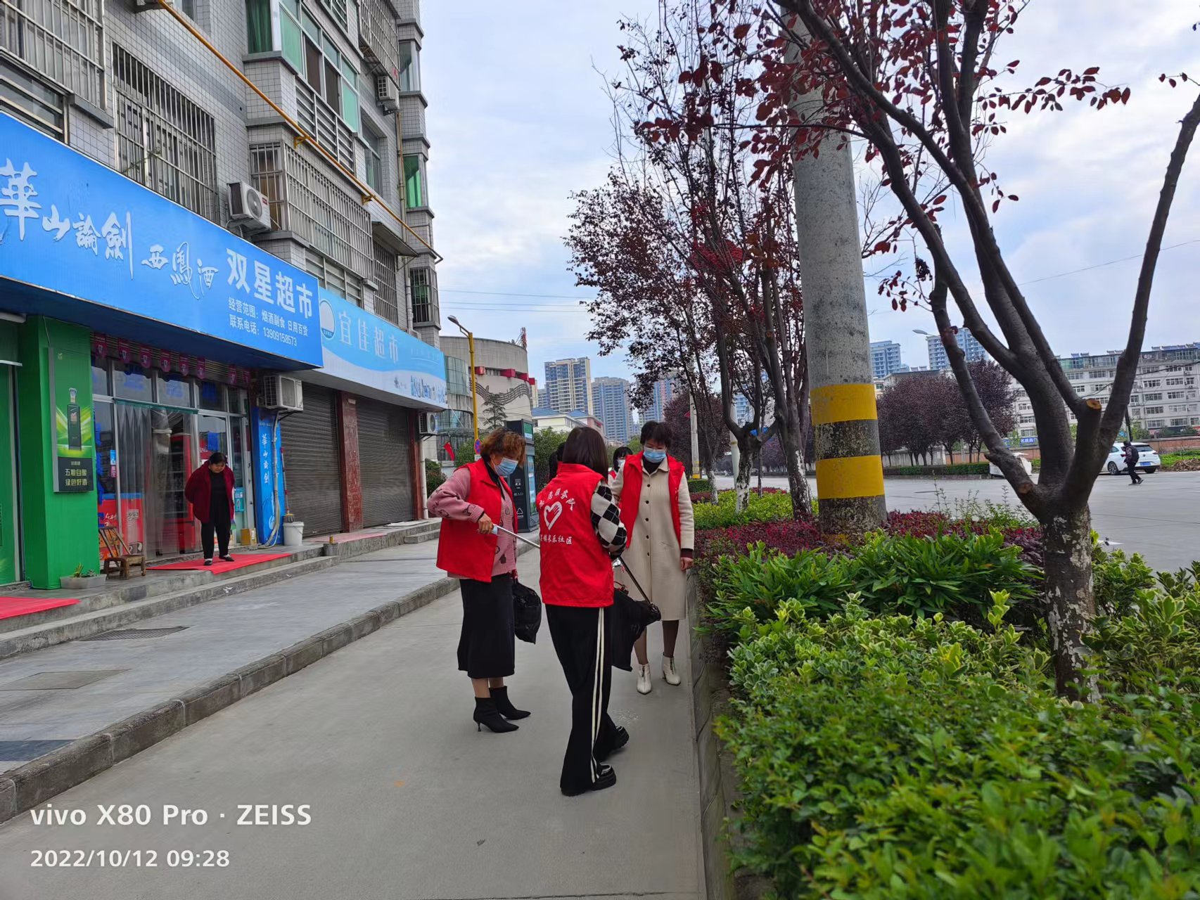城关镇长乐社区新时代文明实践站开展“垃圾不落地·汉阴更美丽”志愿服务活动
