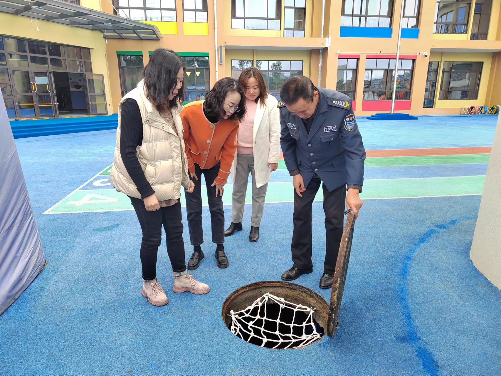 汉阴县第四幼儿园开展井盖安全隐患大排查