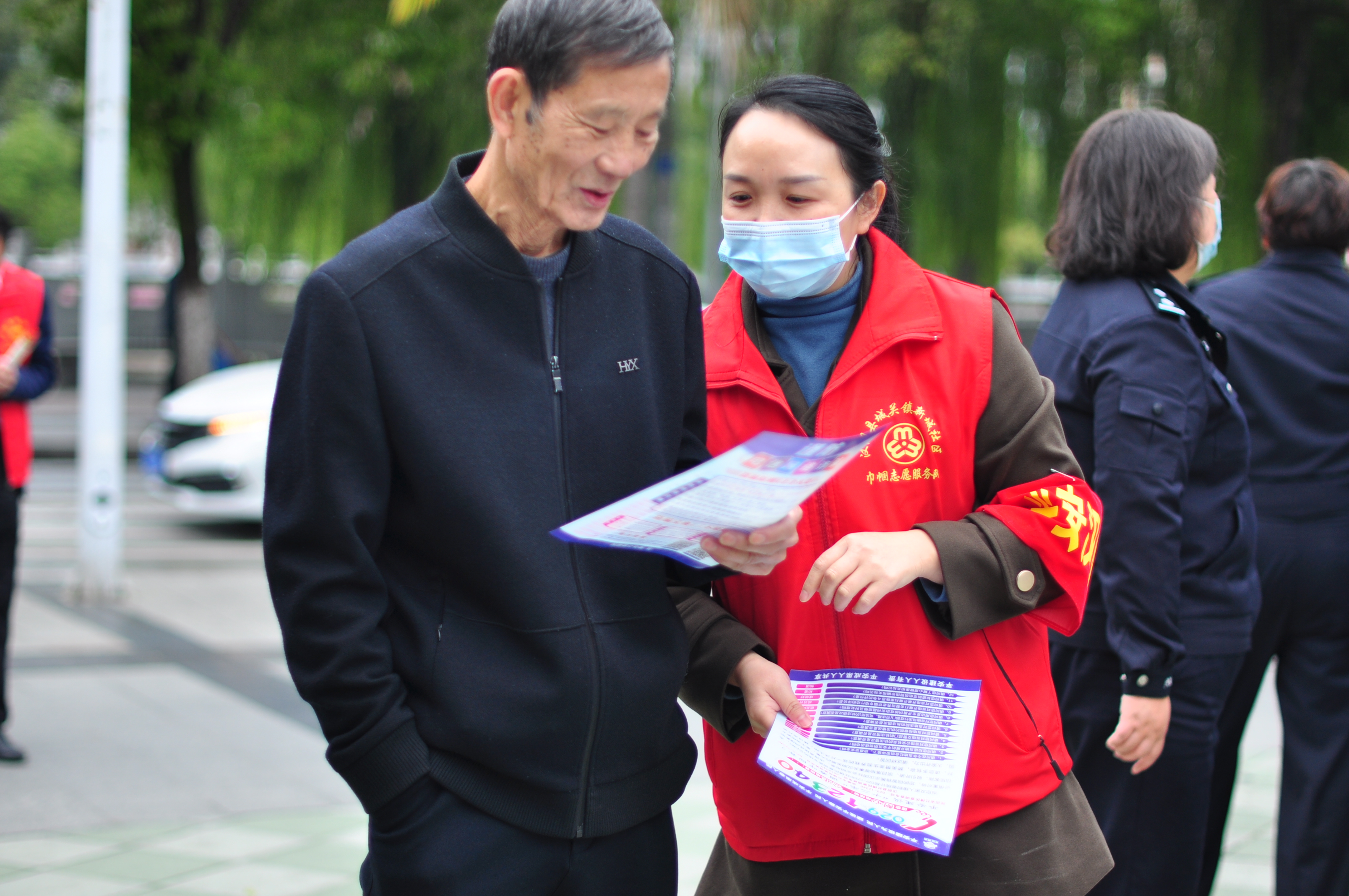 汉阴县城关镇新城社区开展“共享平安成果、我为汉阴代言”，平安建设宣传活动