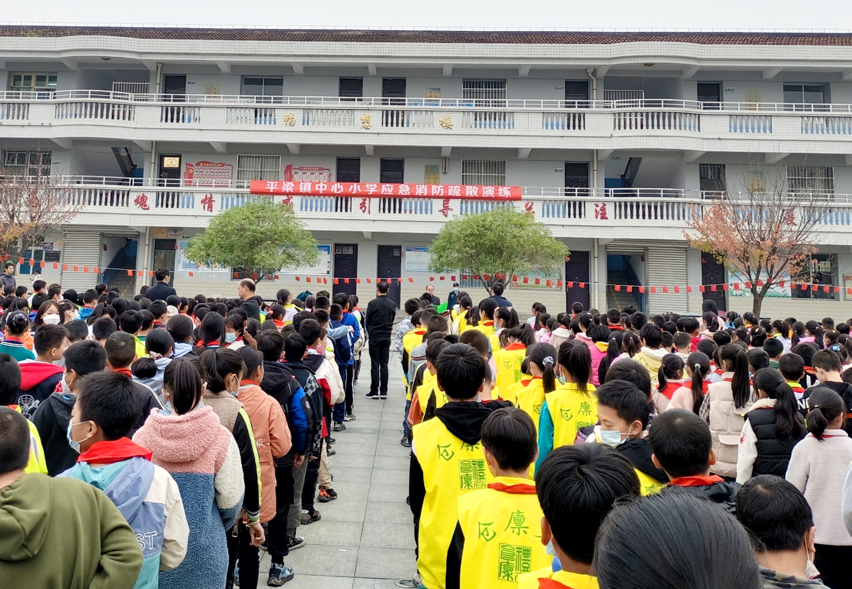 汉阴县平梁镇中心小学开展消防演练 