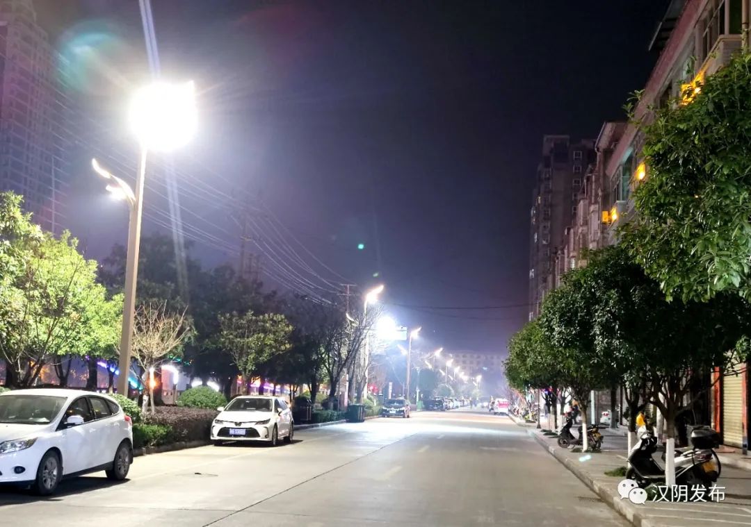 汉阴：河滨路路灯提档升级 城市夜景更美丽