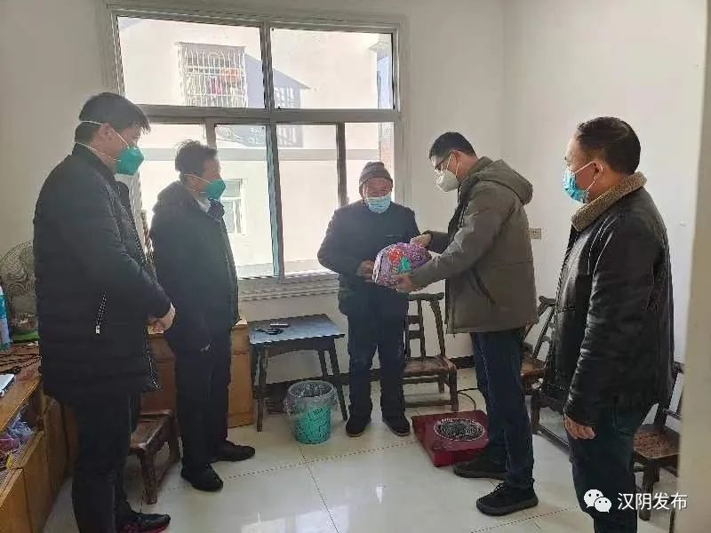 铁佛寺镇困难群众收到暖心“防疫健康包”
