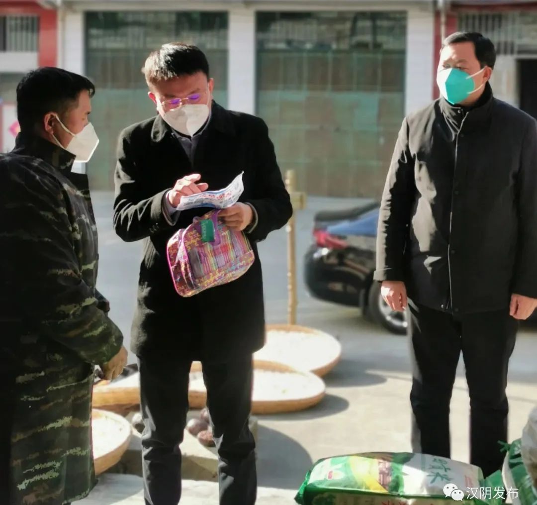 杨伟到涧池镇调研防疫工作并发放“防疫健康包”