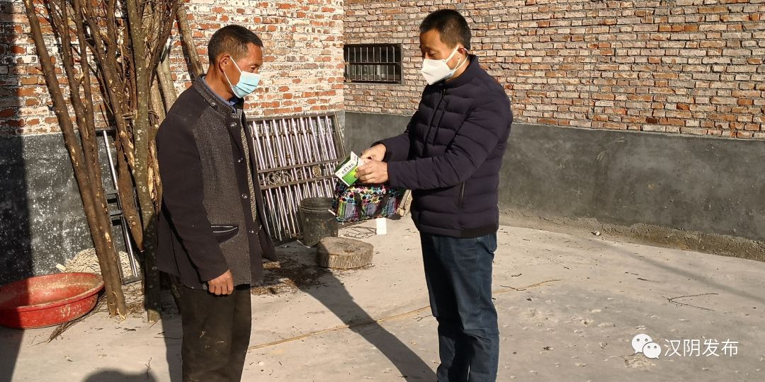 沈汉文到平梁镇督导防疫工作并发放“防疫健康包”