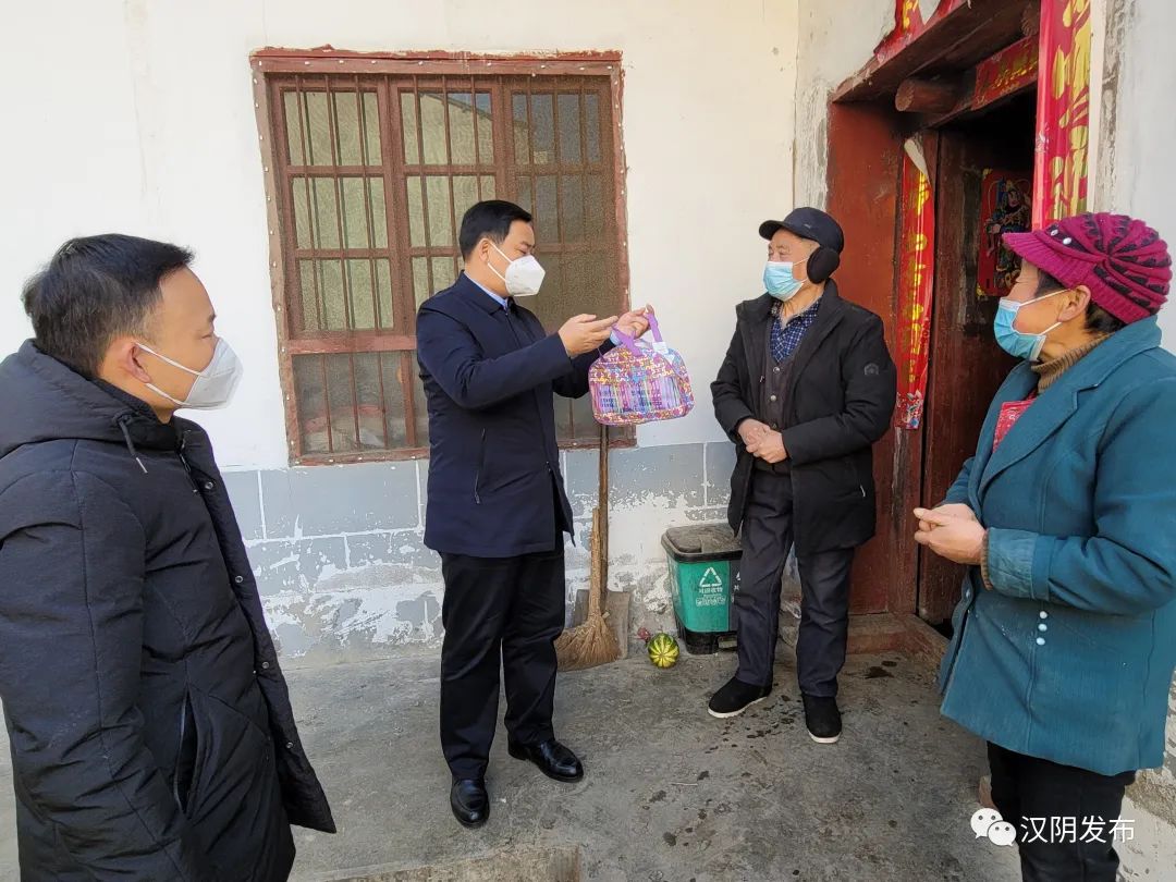 吴雄到蒲溪镇为困难群众发放防疫物资