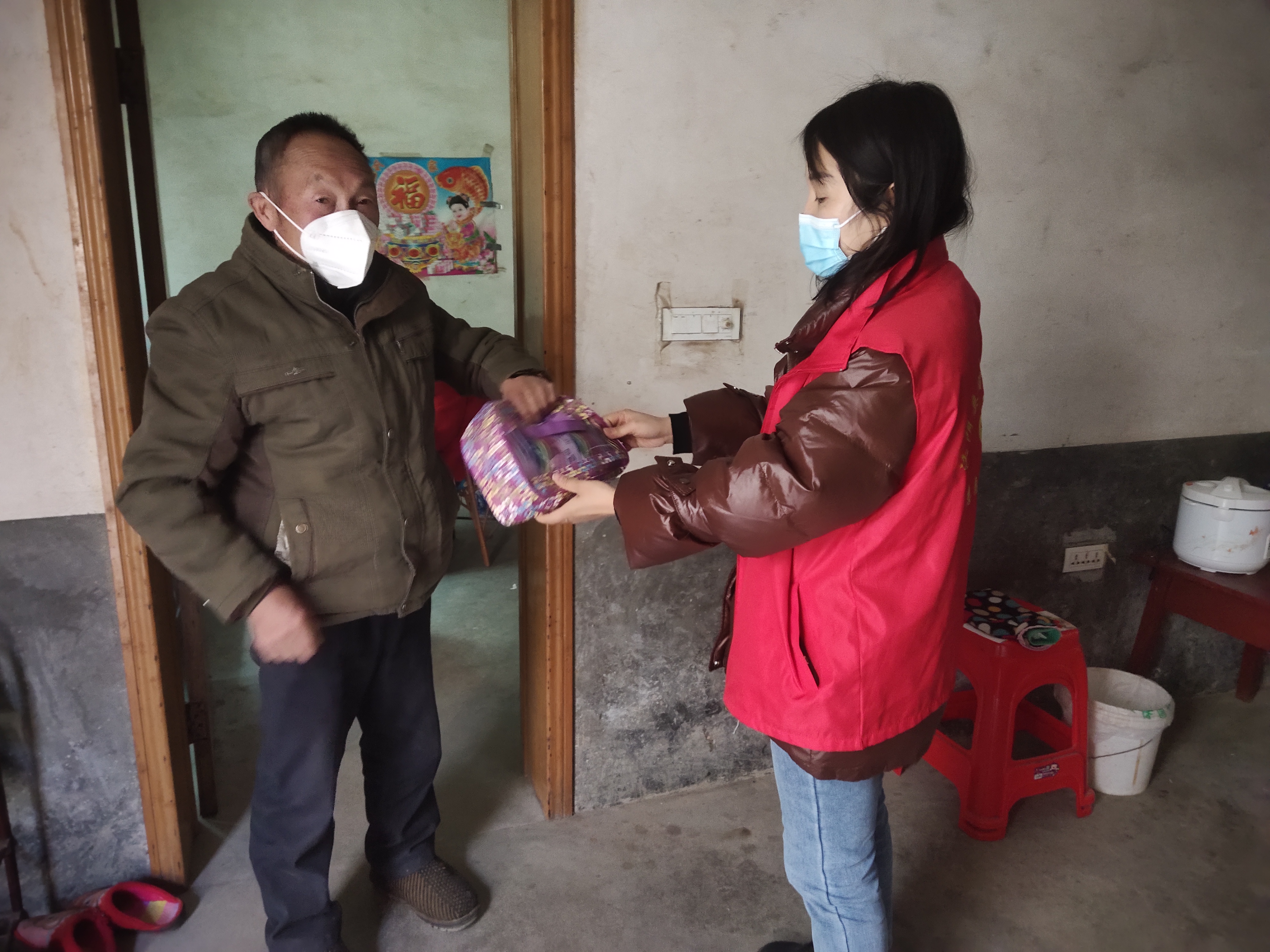 汉阴：发放“防疫健康包” 筑牢疫情防控线