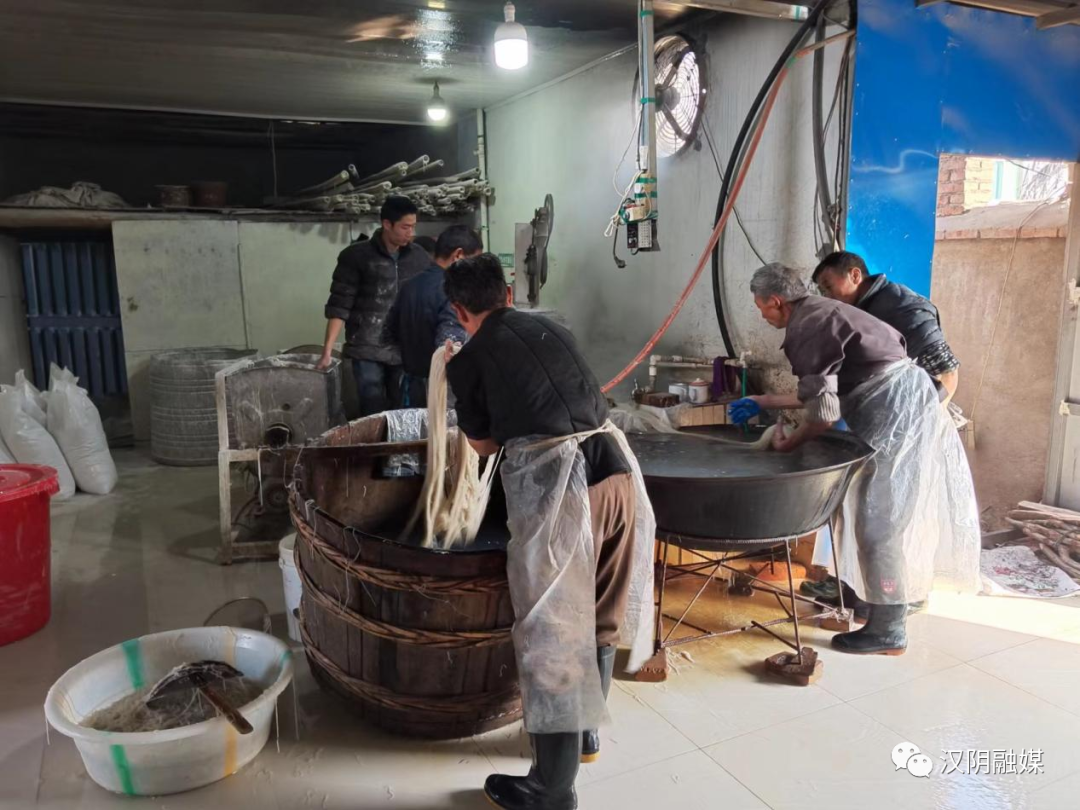 汉阴：机械开工嗡嗡忙，粉条“晾”出乡村致富路