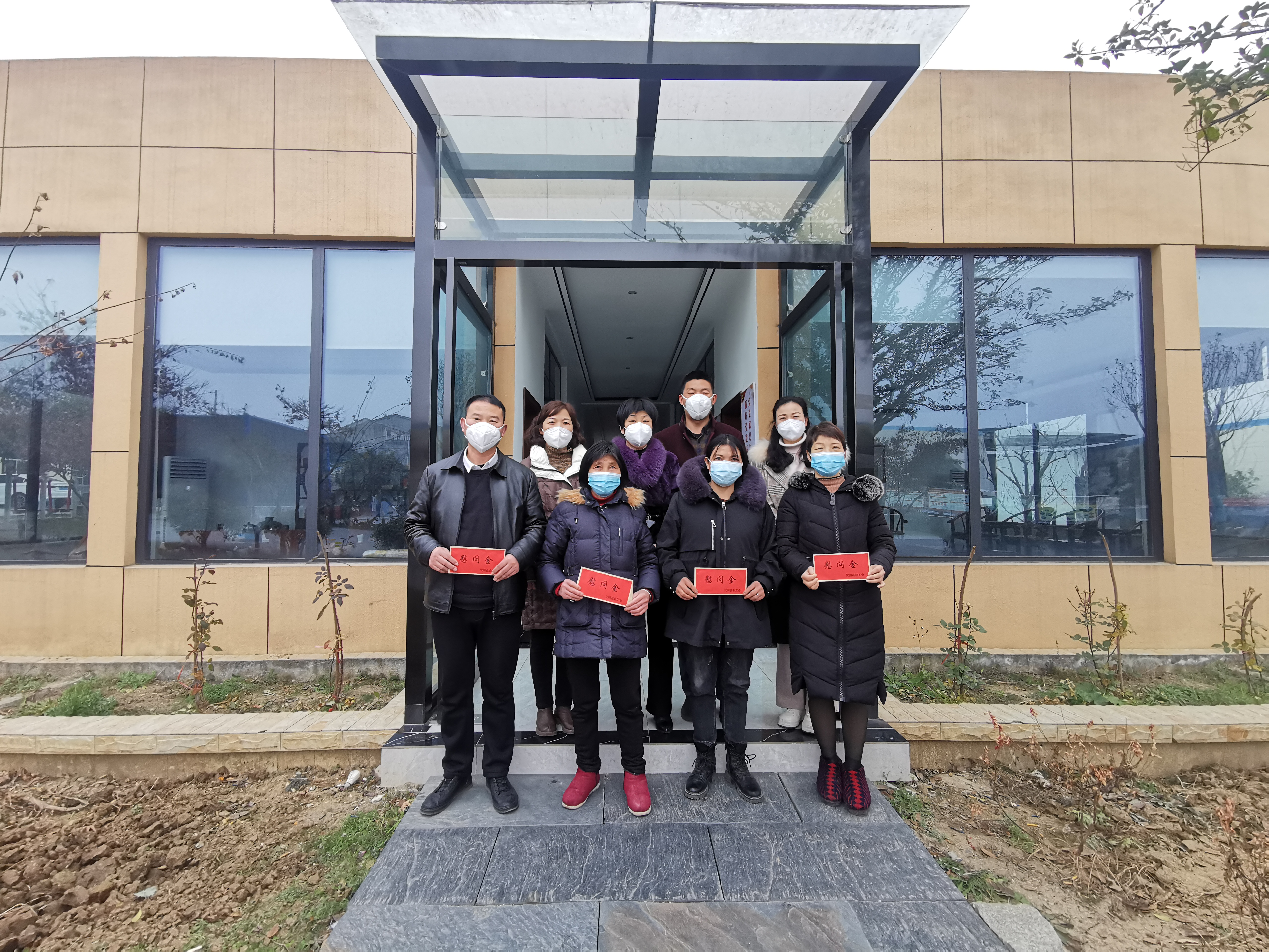 汉阴县人大常委会副主任、县总工会主席吴大美为一线困难职工送温暖