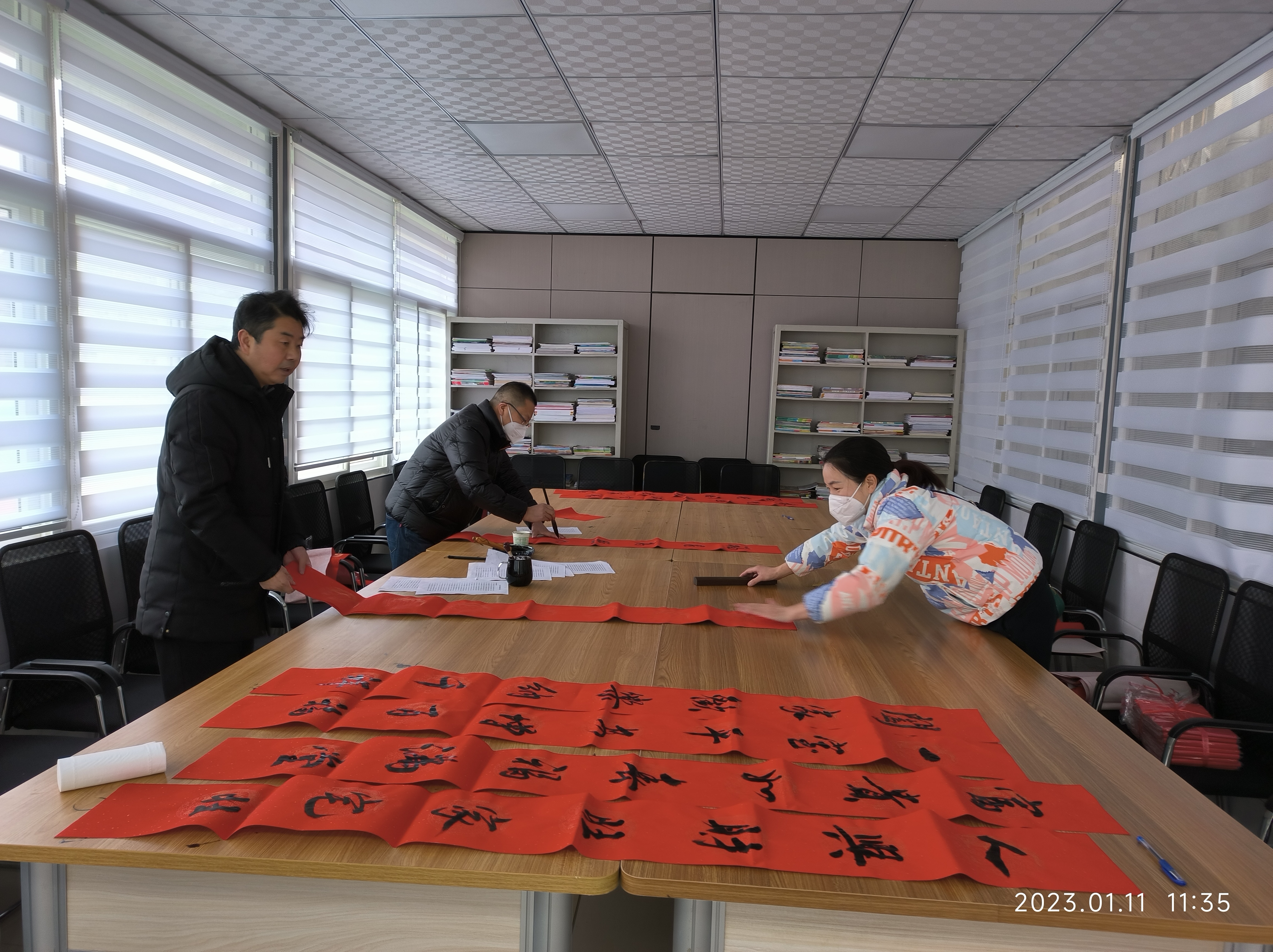 汉阴县初级中学开展义写春联送祝福活动