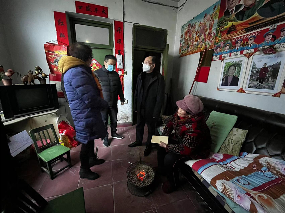 汉阴：县领导到南街社区走访慰问困难群众