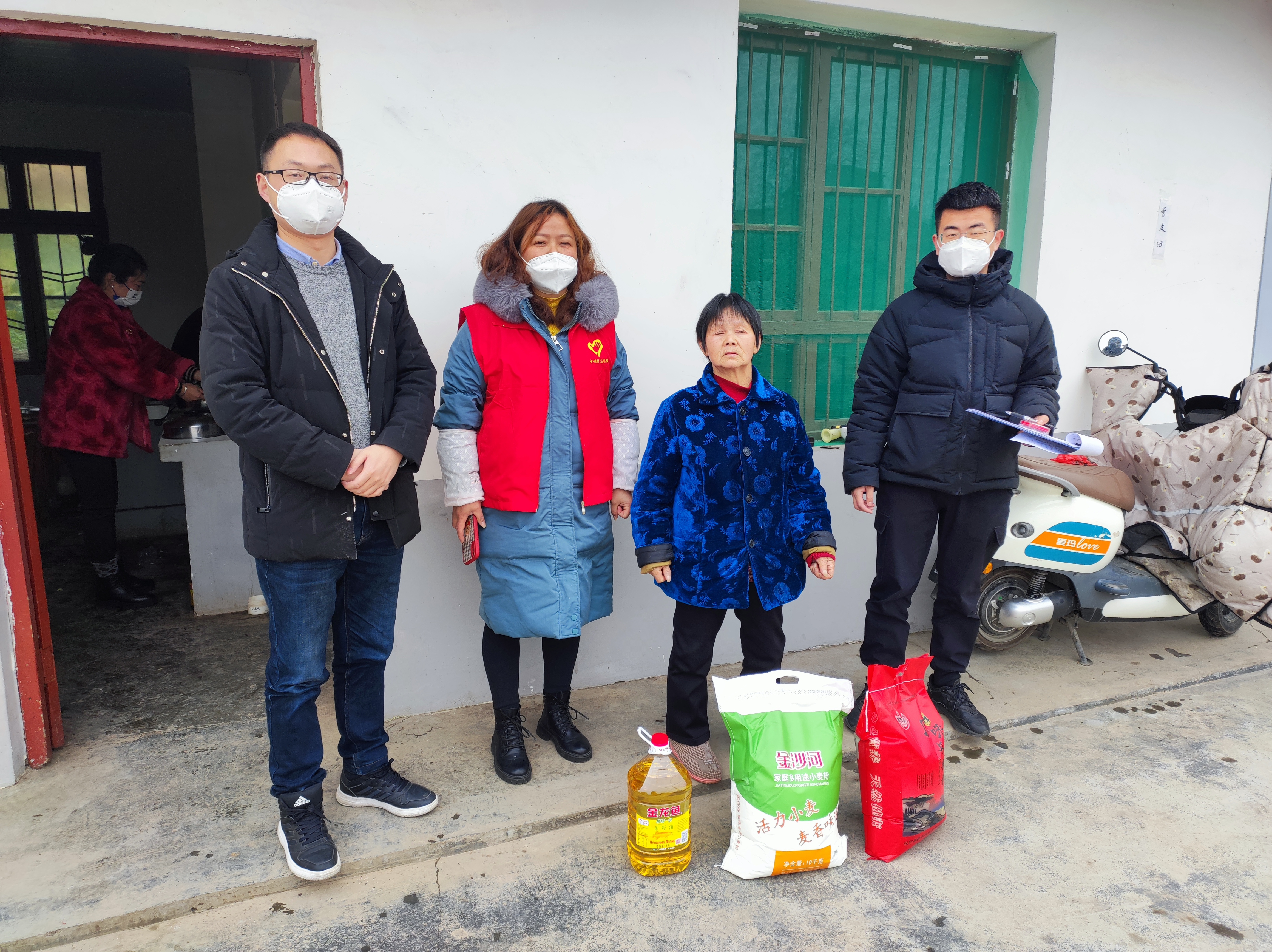 汉阴县城关镇中坝村开展春节走访慰问活动