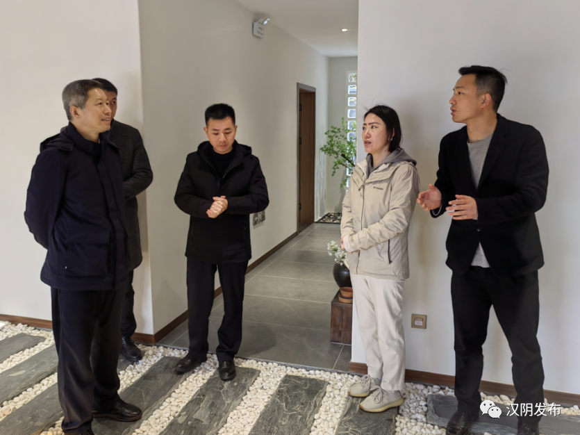 汉阴县生态旅游产业链链长、县人大常委会主任黄邦平到漩涡镇调研督导民宿建设工作
