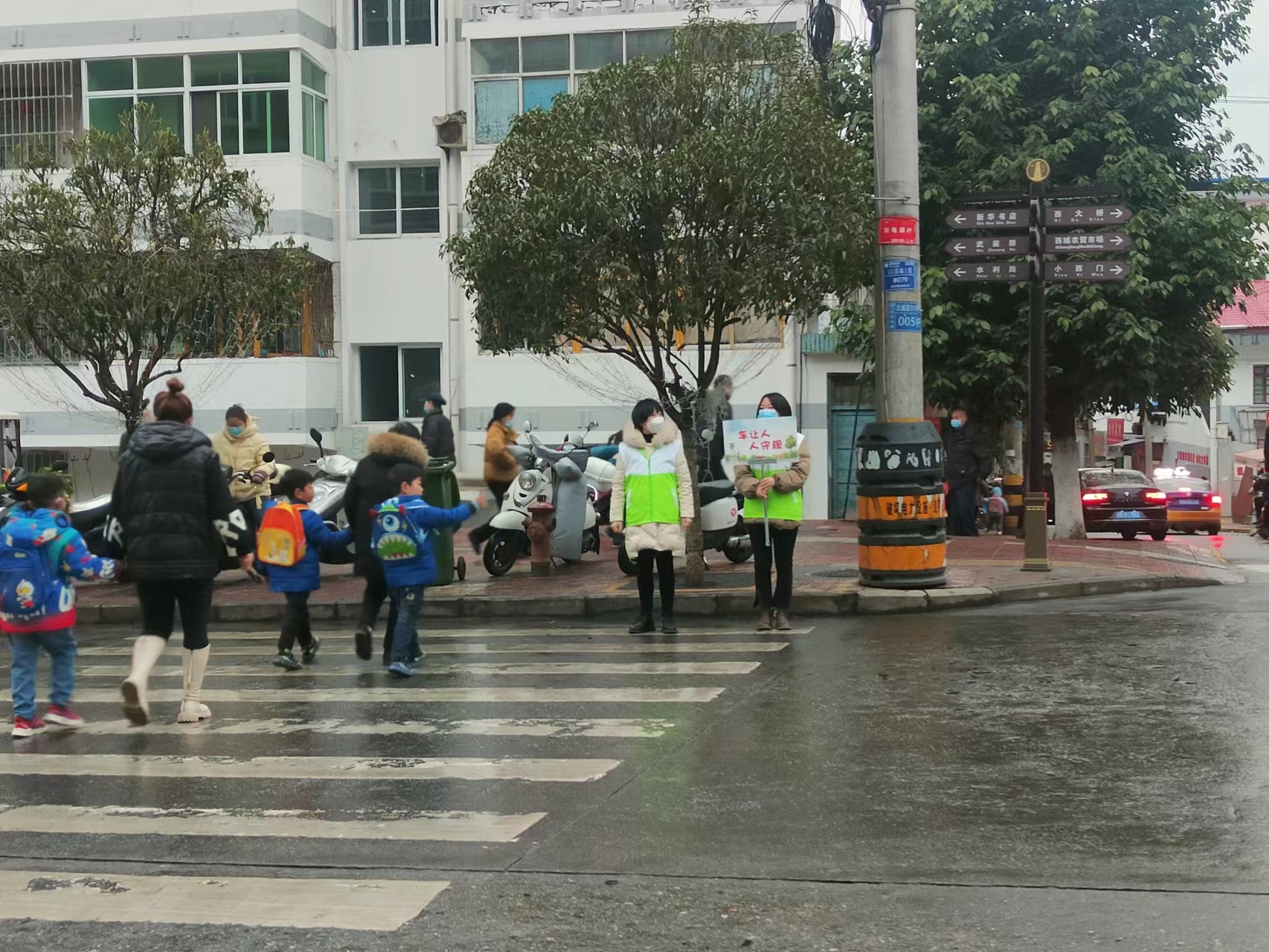 汉阴县第二幼儿园开展“车让人•人守规”志愿服务活动