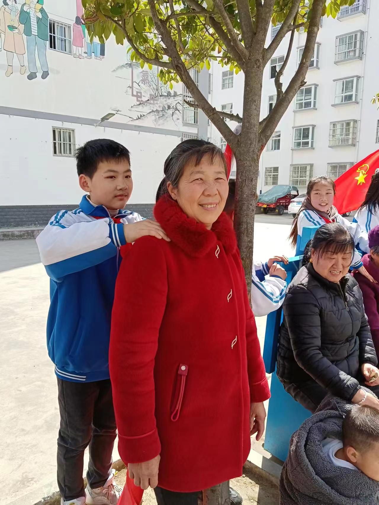 双乳镇中心小学开展学习雷锋志愿服务精神社会实践活动