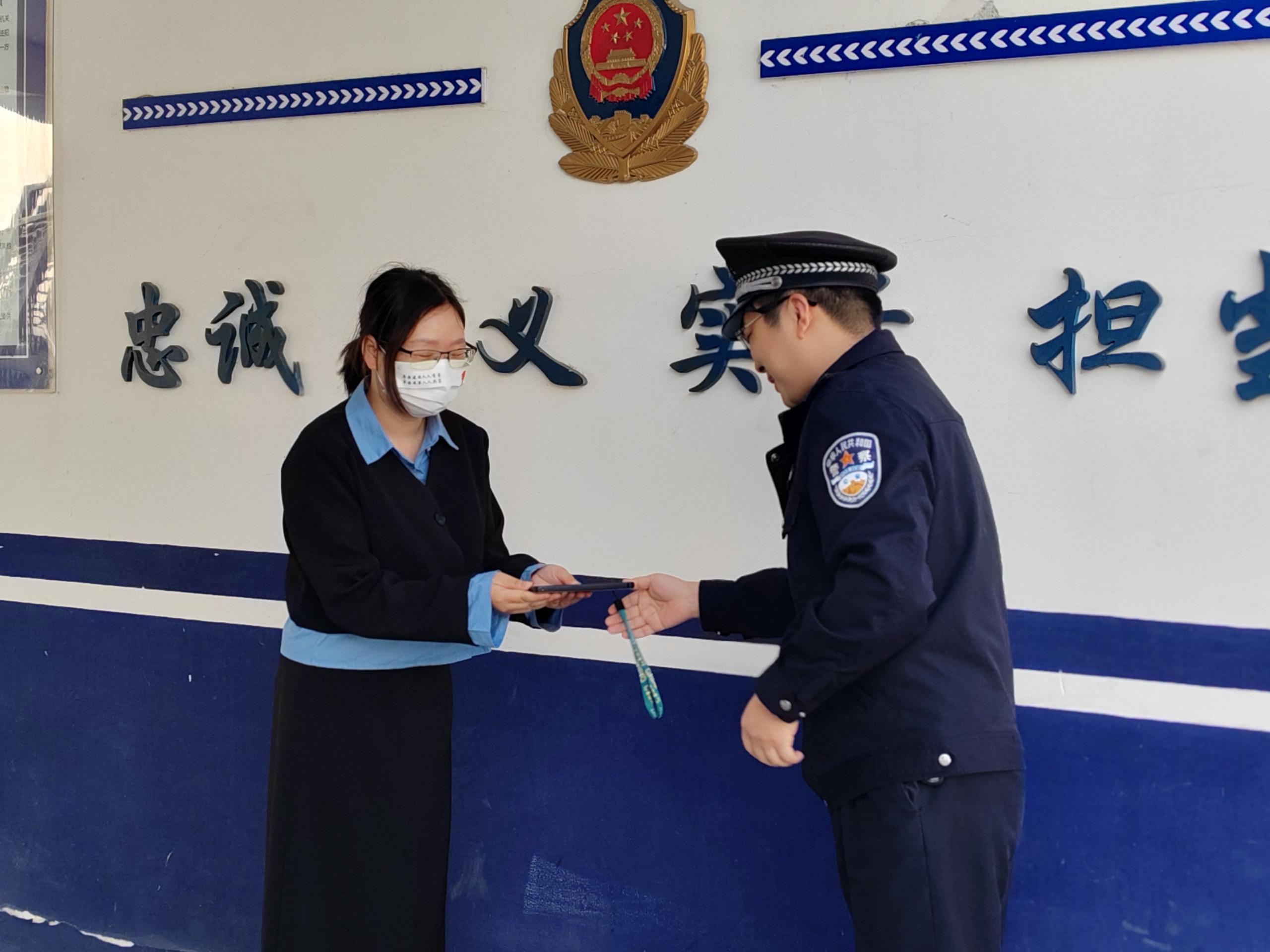 双河口派出所民警为群众送上一份特殊的节日礼物