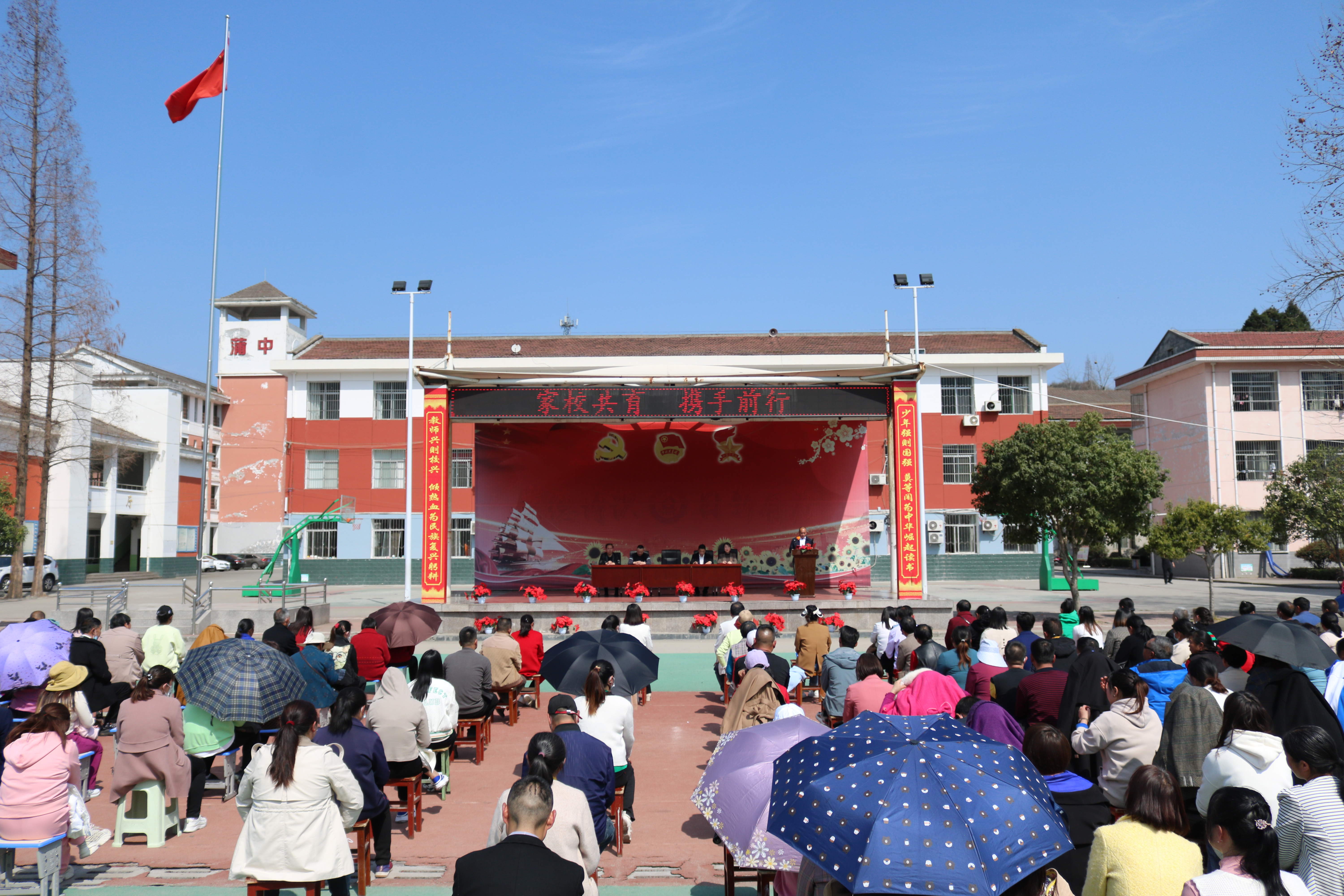 汉阴县蒲溪初级中学：家长开放日 架起连心桥