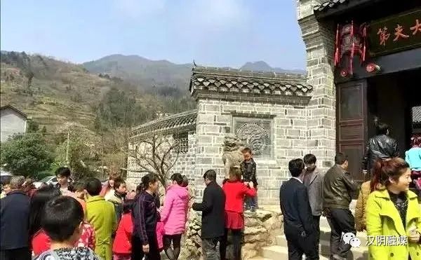 汉阴县漩涡镇：凤堰花海春意闹 志愿服务展风采