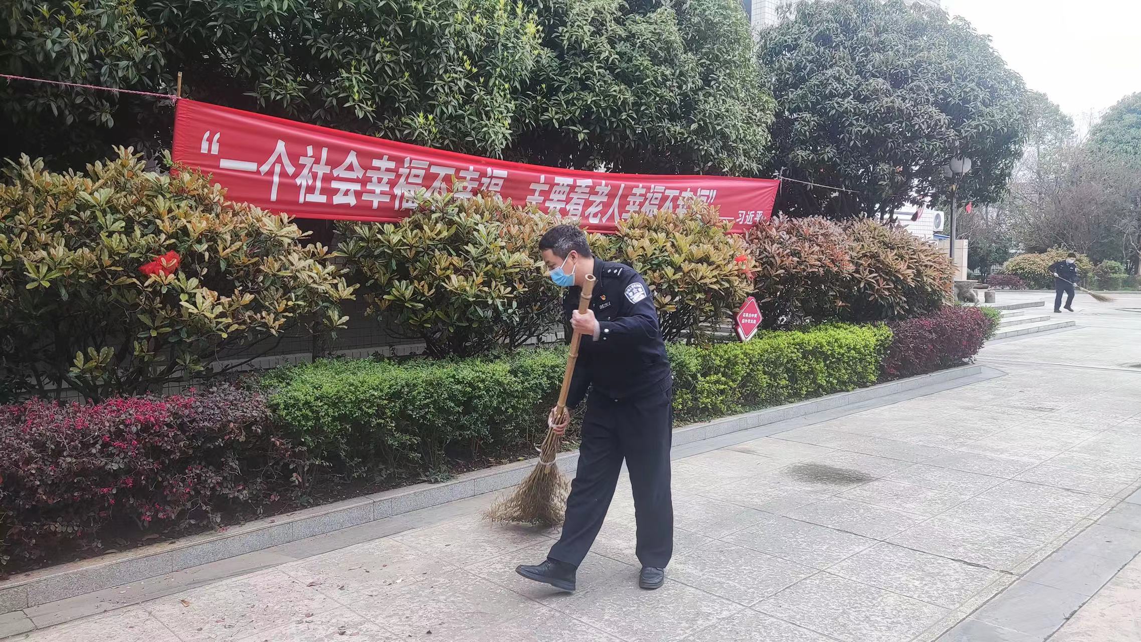 汉阴县公安局平梁派出所党支部：开展学雷锋志愿服务，敬老爱老情暖老人心