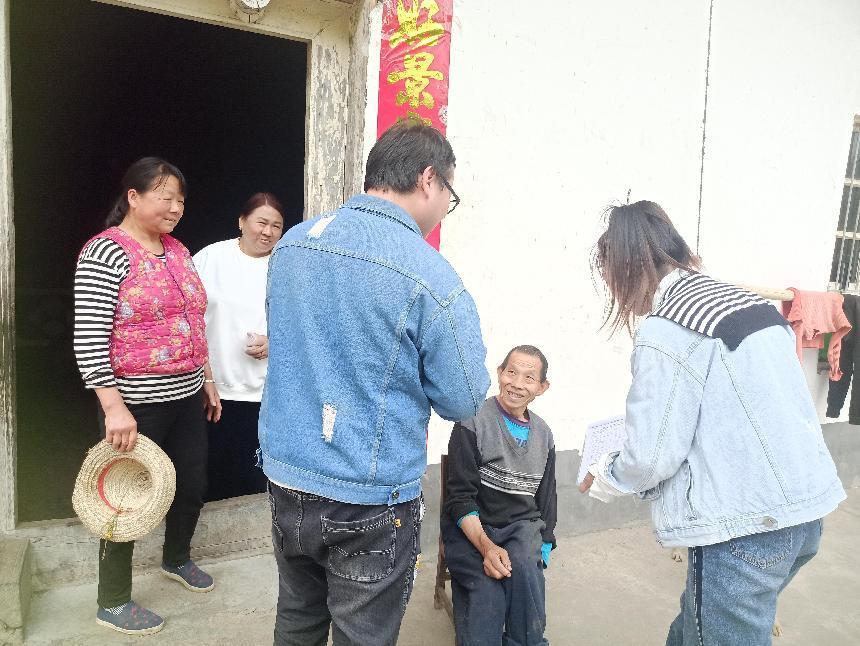 铁佛寺镇：走访分散特困老人 关爱服务温暖人心