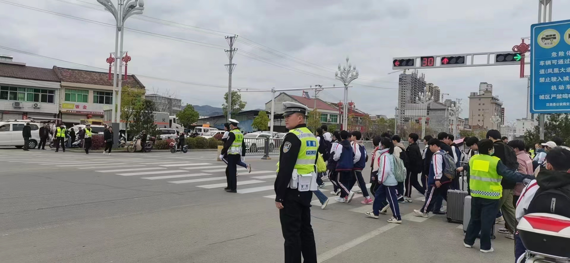 爱心护学岗 安全有保障 汉阴县第二高级中学“警校”合力站好“护学岗”全力守护校园安全
