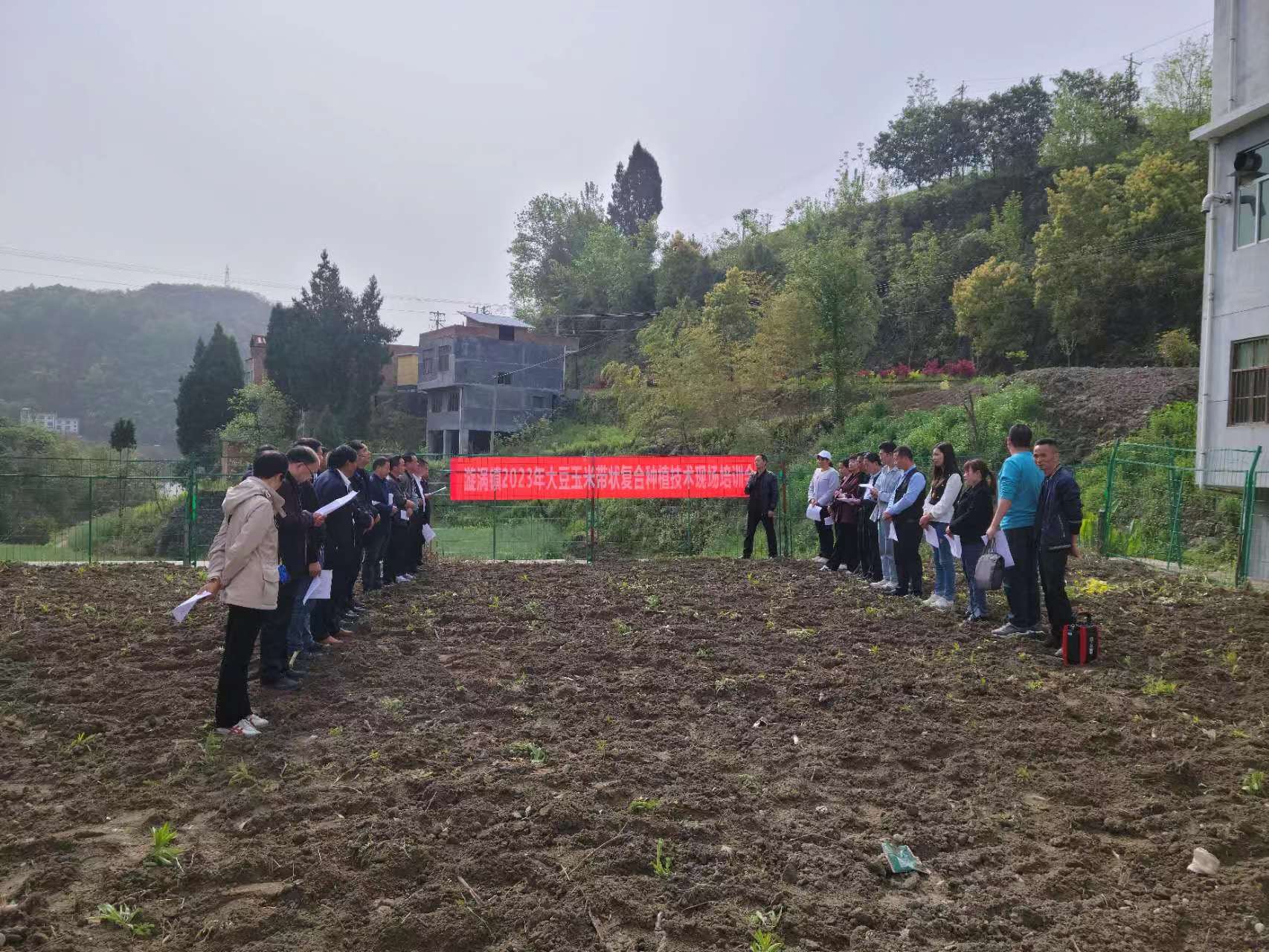 漩涡镇召开大豆玉米带状复合种植技术现场培训会