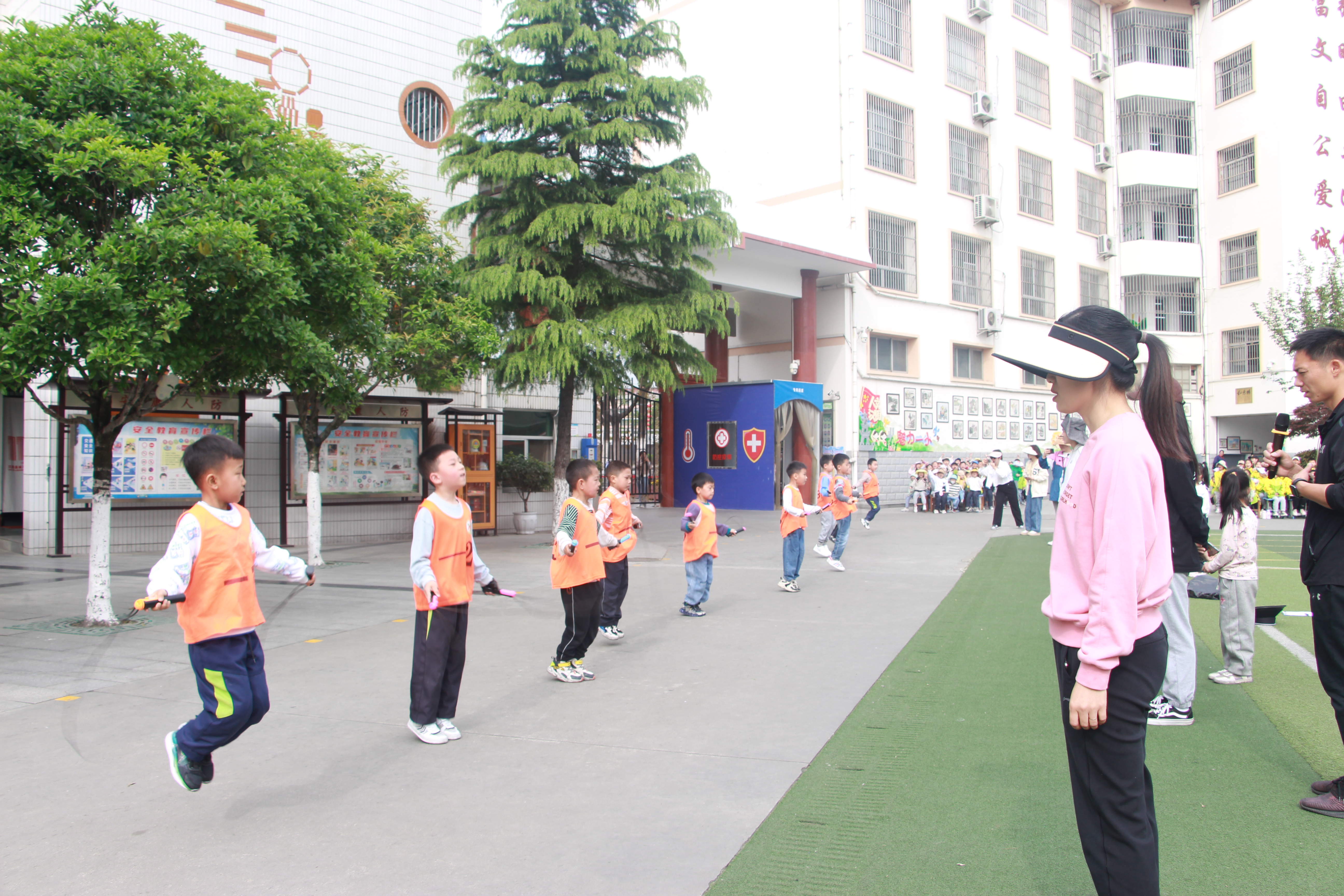 春风艳阳日 运动正当时——汉阴县城关一小举办第50届春季团体运动会